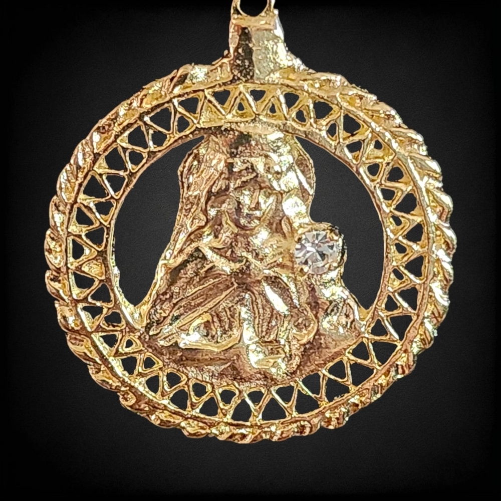 18K Gold Filled Blessed Mother On 20in Figaro Chain - Picture 2 of 7